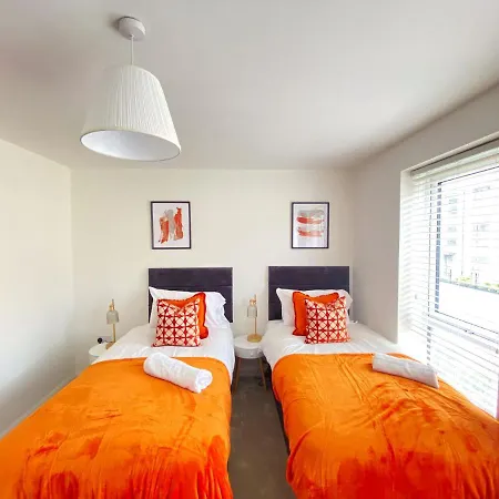 Modern Town-house Great For Contractor Groups & Weekends Gated Private Parking With En-suite Shower * Birmingham