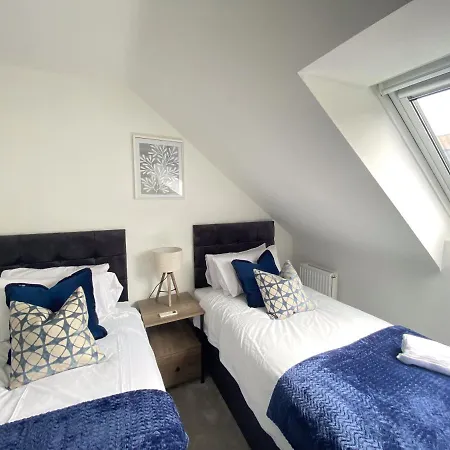 Dom wakacyjny Modern Town-house Great For Contractor Groups & Weekends Gated Private Parking With En-suite Shower