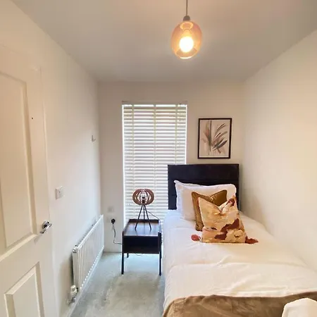 Modern Town-house Great For Contractor Groups & Weekends Gated Private Parking With En-suite Shower *